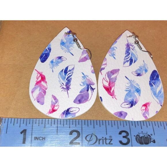 ☀️3/$12☀️ Boho Feather Faux Leather Dangle Earrings - Picture 3 of 4